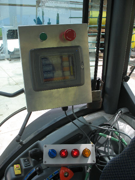 Touchscreen op de tractor voor de besturing van de tunnelsprayer